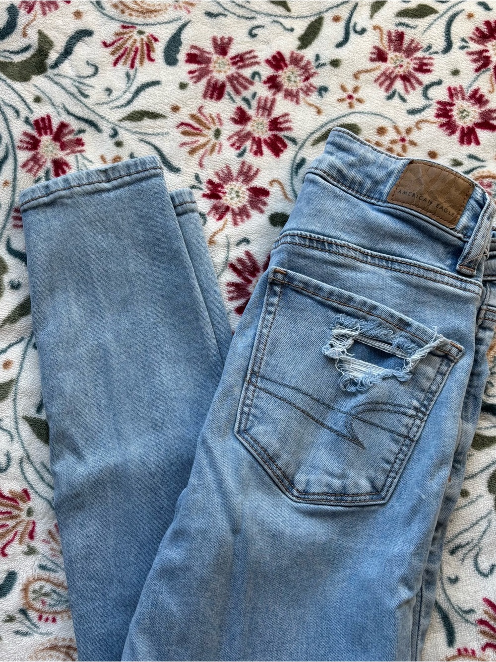 American Eagle Distressed Super High Rise Jegging